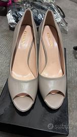 Scarpe con il tacco beige n. 39