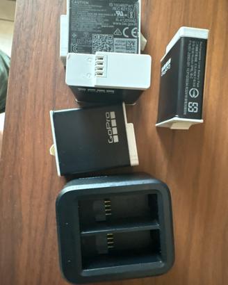 4 batterie +caricabatterie go pro