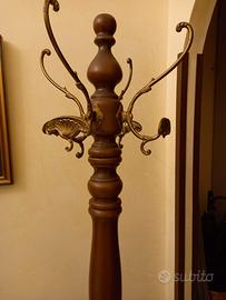 appendiabiti in legno lavorato 