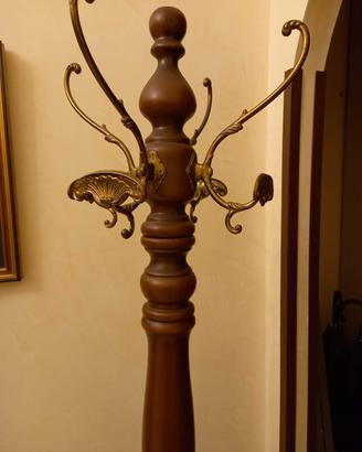 appendiabiti in legno lavorato 