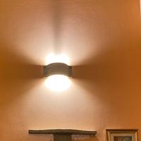 Lampade e mensole in pietra calcarea