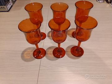 Set sei bicchieri rossi.