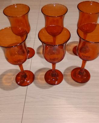Set sei bicchieri rossi.