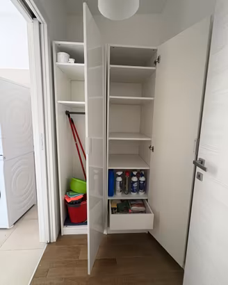 Armadio IKEA bianco lucido / porta scope