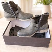 Stivaletti donna grigi con zip e dettagli traforat