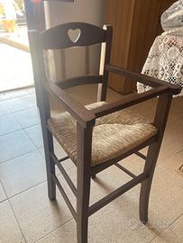 Seggiolone in legno per bambini