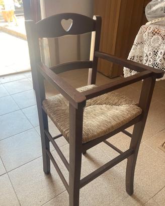 Seggiolone in legno per bambini