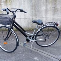 Bicicletta city bike da donna con cestino e cambio