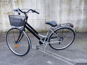 Bicicletta city bike da donna con cestino e cambio