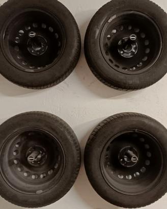 Cerchi con gomme invernali per Fiat 500