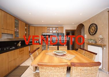 PORZIONE DI BIFAMILIARE CON BOX E GIARDINO!!