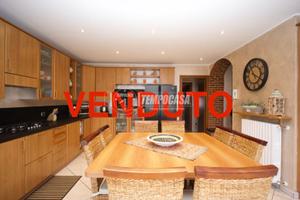 PORZIONE DI BIFAMILIARE CON BOX E GIARDINO!!
