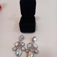 orecchini con pietre brillanti a grappolo