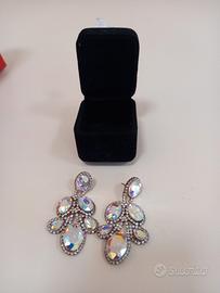 orecchini con pietre brillanti a grappolo