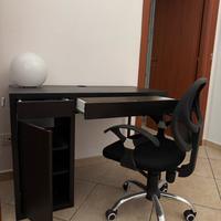 Scrivania + librerie