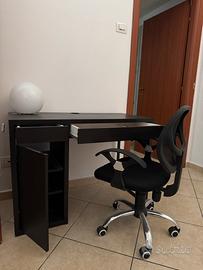 Scrivania + librerie