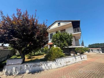 Villa di 325 m² con 5 locali e box auto doppio a S