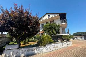 Villa di 325 m² con 5 locali e box auto doppio a S