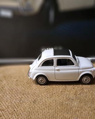 modellino auto Fiat 500 in scala 1/60.