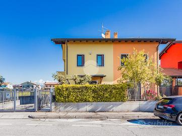 VILLA A SCHIERA D'ANGOLO A VILLAFRANCA DI VERONA