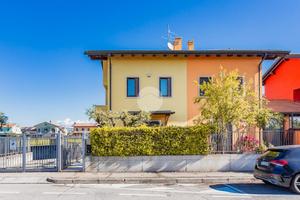 VILLA A SCHIERA D'ANGOLO A VILLAFRANCA DI VERONA