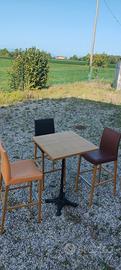 Tavoli in ghisa alti completi di sgabelli
