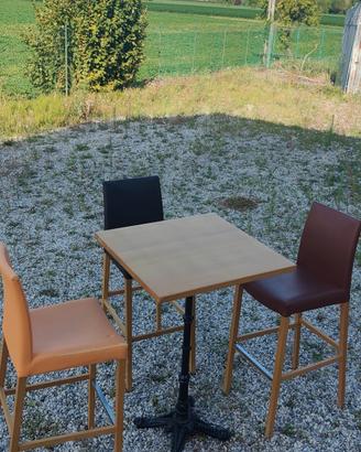 Tavoli in ghisa alti completi di sgabelli