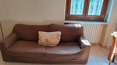 Divano 3 posti + copridivano e 2 cuscini omaggio.