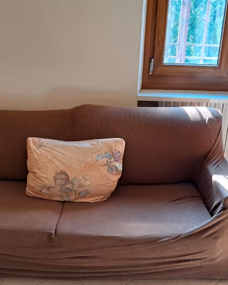 Divano 3 posti + copridivano e 2 cuscini omaggio.