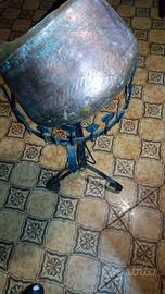 Portafiori , in rame e supporto in ferro battuto .