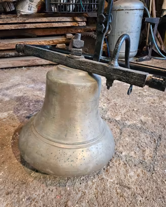 Grande campana antica inglese in bronzo/ottone