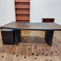 Scrivania da ufficio in legno con profilo curvo