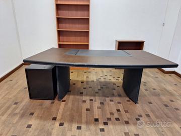 Scrivania da ufficio in legno con profilo curvo