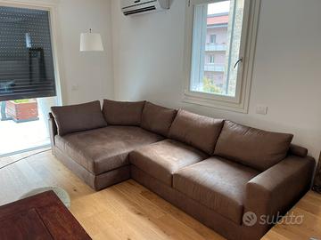 DIVANO ANGOLARE CON PENISOLA  MARRONE