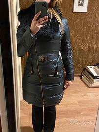 Piumino Versace con collo in pelliccia