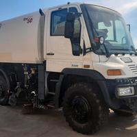 Unimog U400 con cassone e spazzatrice