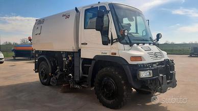 Unimog U400 con cassone e spazzatrice