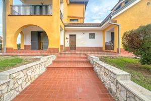 S2 villa in parco con ampi spazi esterni