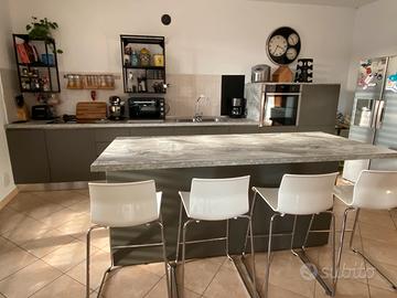 Cucina componibile con isola contenitore