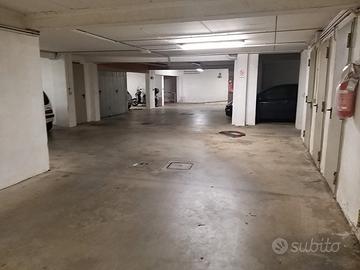 Posto auto coperto e cantina mq 30