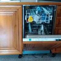 Cucina in legno con elettrodomestici