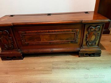 Credenza antica intagliata in legno
