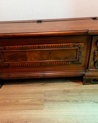 Credenza antica intagliata in legno