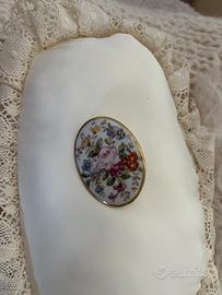 Spilla in porcellana