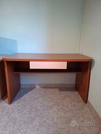 scrivania con cassetto