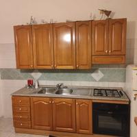 Cucina lineare completa in legno con elettrodomest