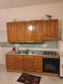 Cucina lineare completa in legno con elettrodomest