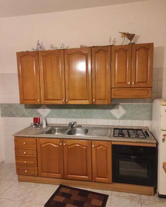 Cucina lineare completa in legno con elettrodomest