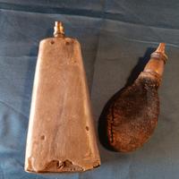 Lotto accessori antichi polvere da sparo fiasca 