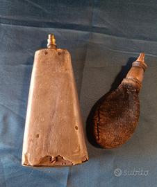 Lotto accessori antichi polvere da sparo fiasca 